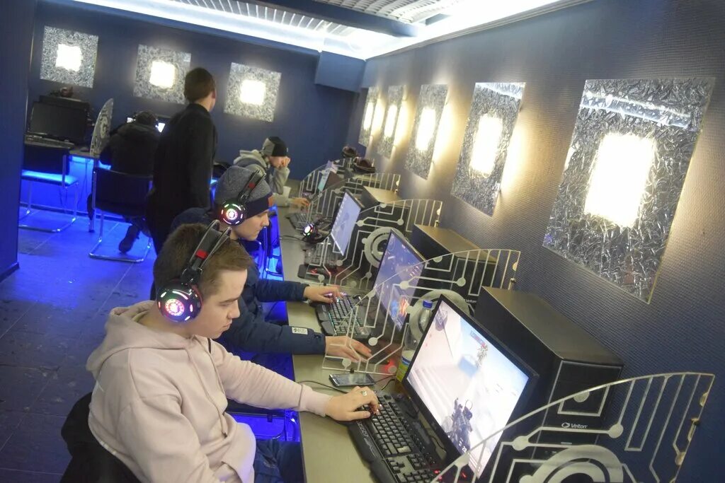 Интернет кафе работает. Интернет кафе работает. Дизайн компьютерного клуба. Интернет кафе. Компьютерное кафе.