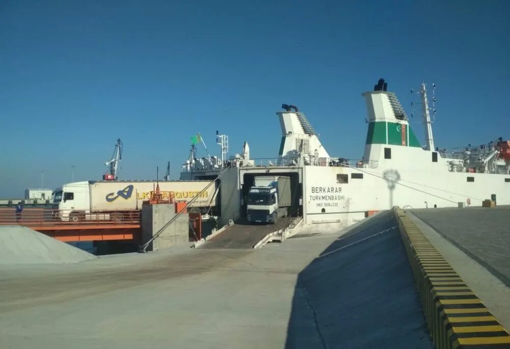 Порт туркменистан туркменбаши. Berkarar корабль туркменистана. Паром туркменбаши. Паром туркменбаши. Паромы в каспийском море.