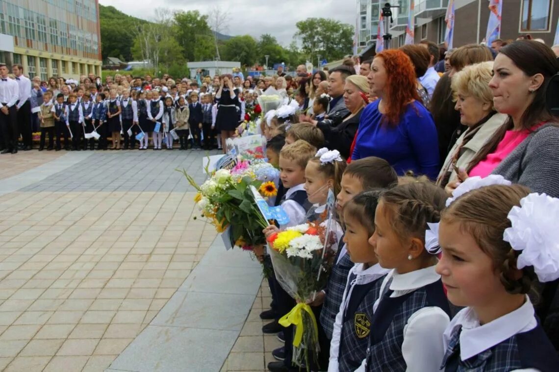 Гимназия 2 ученики. Гимназия 3 Южно-Сахалинск. Гимназия 1 Южно-Сахалинск. Гимназия 2 Южно-Сахалинск. Южно Сахалинск 3 гимназия 1 сентября.