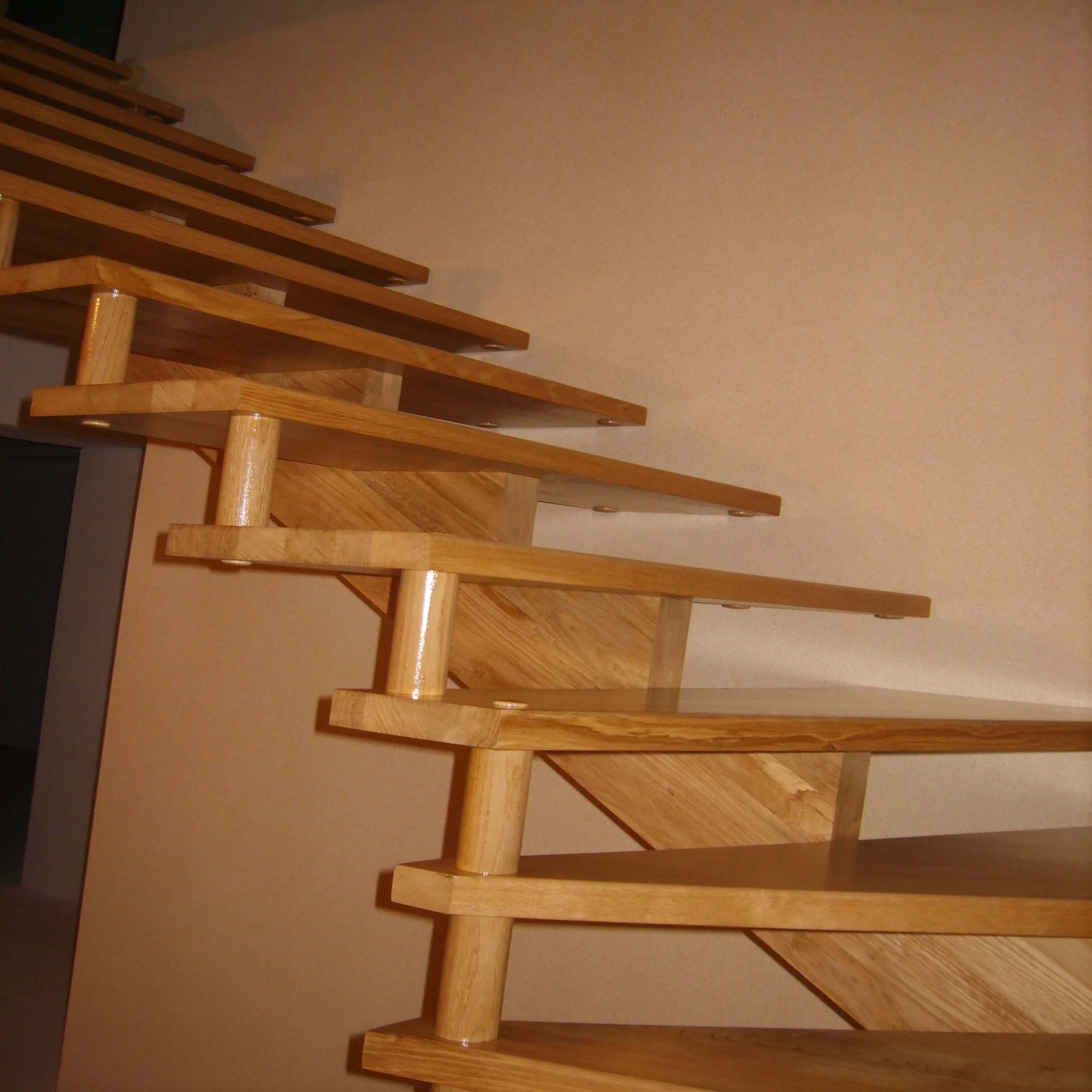 Лестница на больцах. Лестница на косоуре из дерева. Косоур для лестницы из бруса. Лестница из массива на косоурах. Косоур из дерева купить
