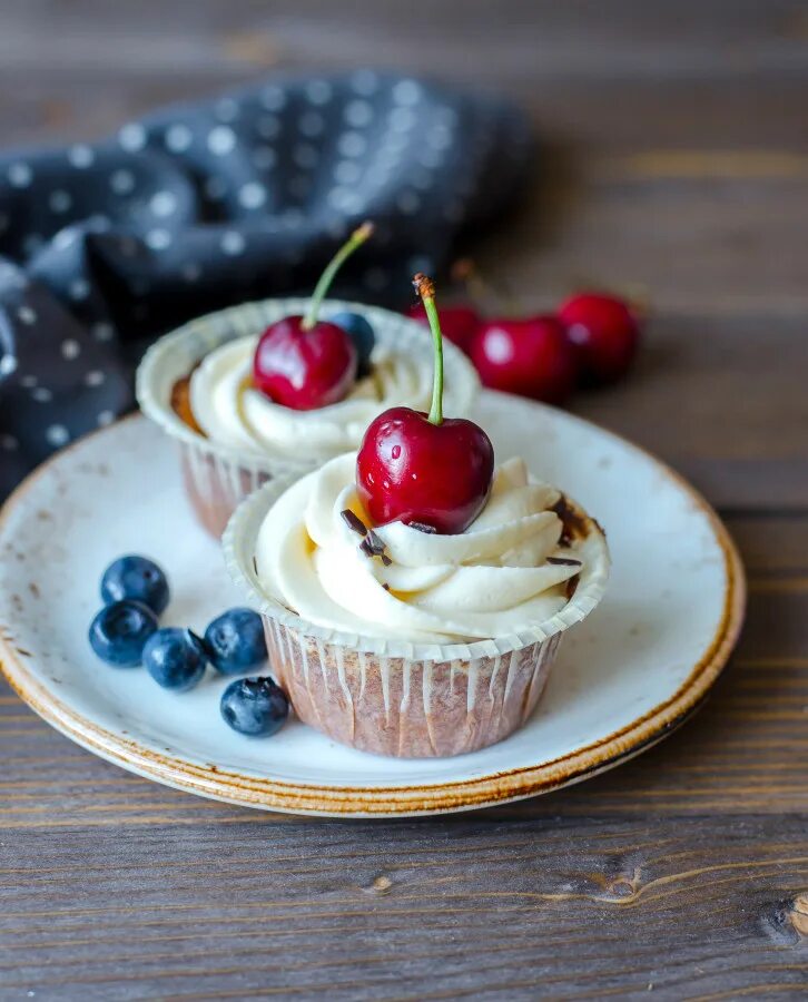 украшение капкейков черешней и клубникой.