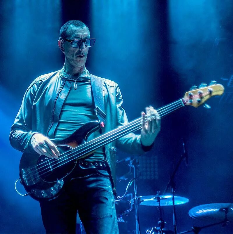 Bass player. Pino Palladino Bass. Pino Palladino Music man. Гитарист. Басист и барабанщик.