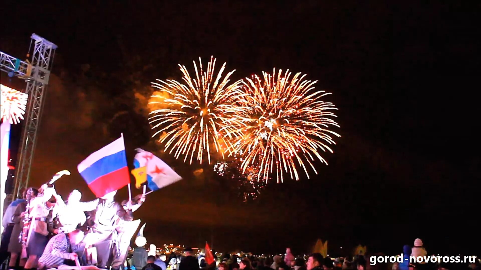 9 мая новороссийск. Новороссийск салют. Новороссийск салют 9 мая. Салют Победы Новороссийск.