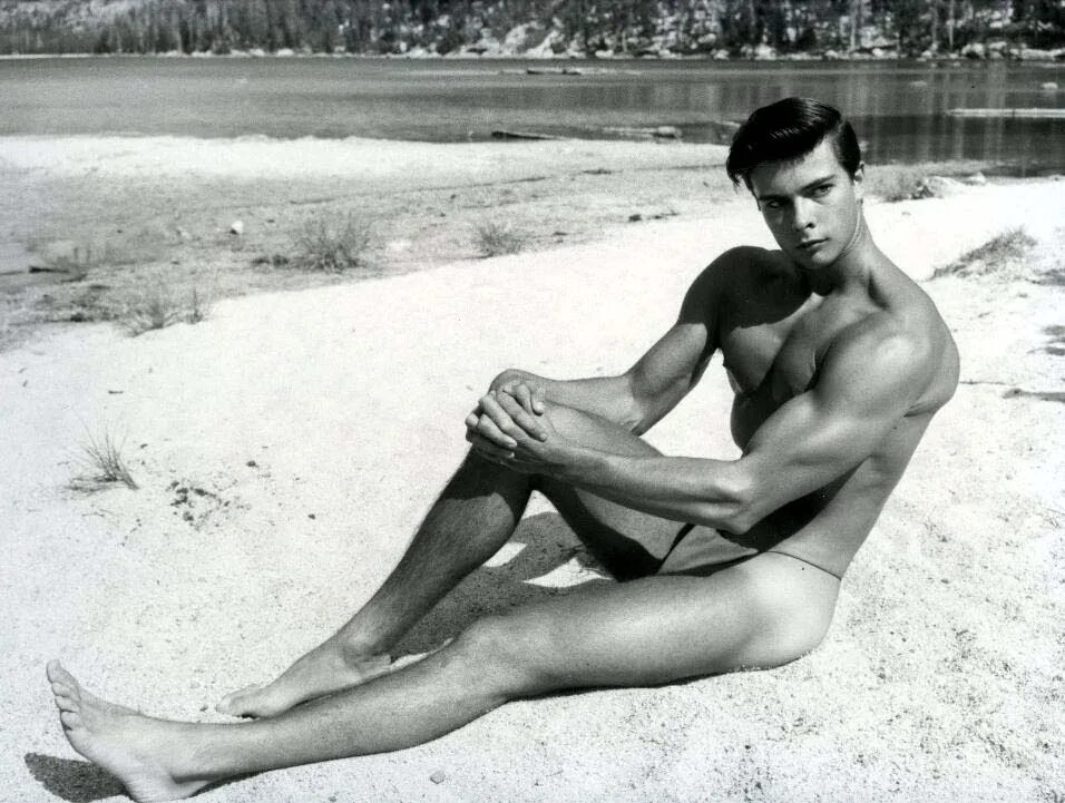 Парень в коротких ретро шортах. Голые спортсмены мужчины ретро. Ретро голые американские парни. Дэррен макгэвин в молодости. Ретро гомо.