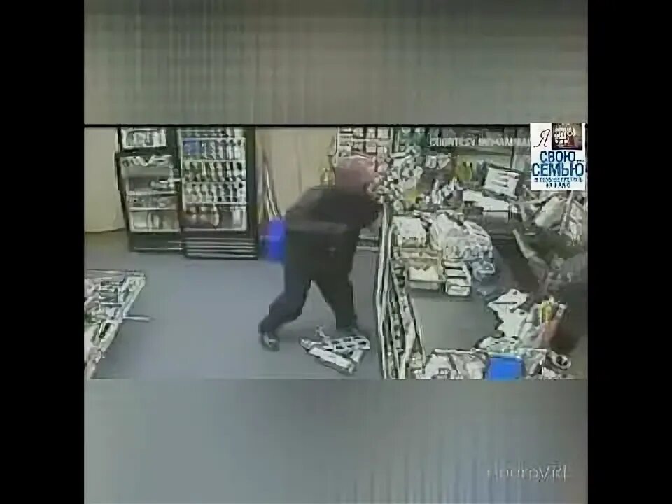 Как воруют длинные волосы женские показать видео. Наказывает воровку в подсобке. Подсобка. Охранник напал на школьника. Наказание воришки мальчиков.
