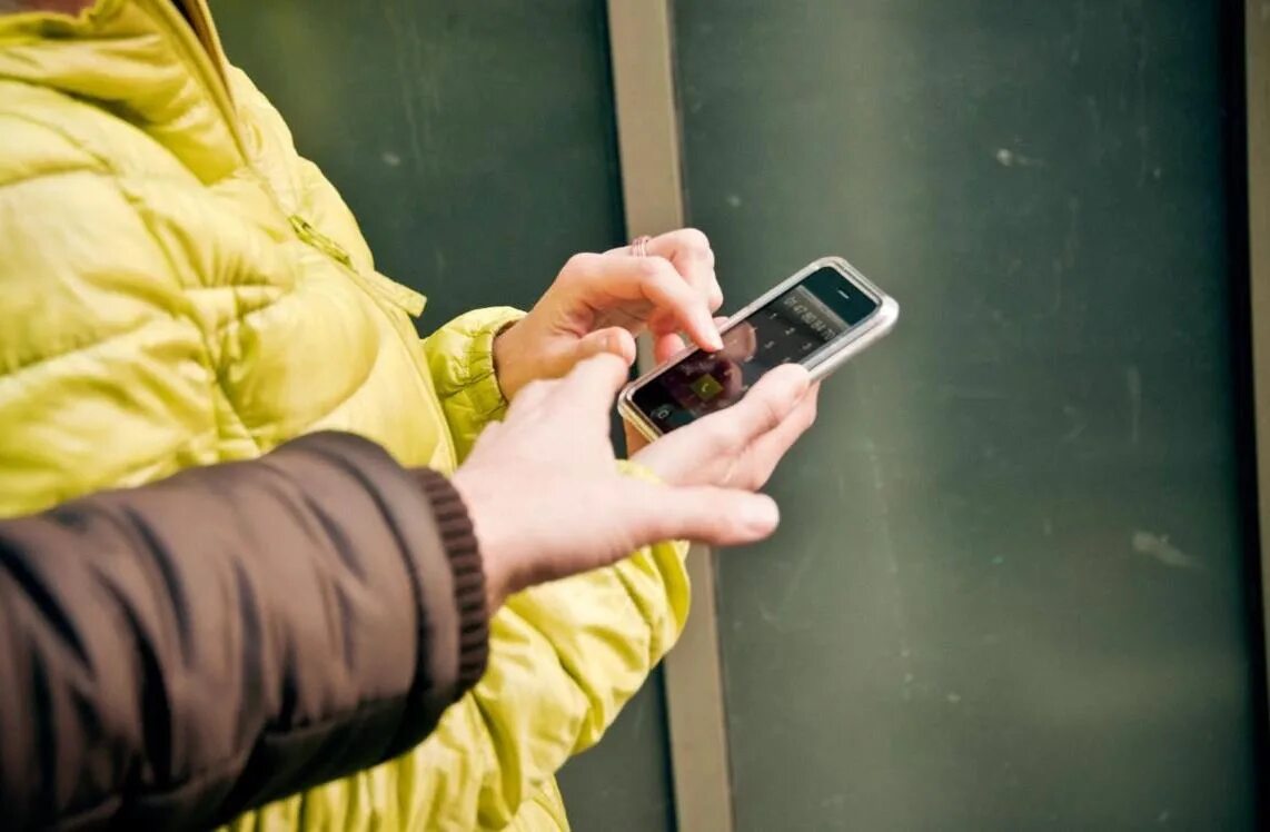 Требуют телефон. Кража сотового телефона. Требуют телефон. Украл сотовый телефон. Ворует телефон.