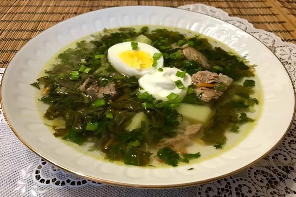 Как готовить зеленый борщ и яйцом. Зелёный борщ с щавелем и яйцом. борщ зелёный щавелевый. щавелевый борщ с яйцом. зелёный борщ с щавелем и яйцом классический.