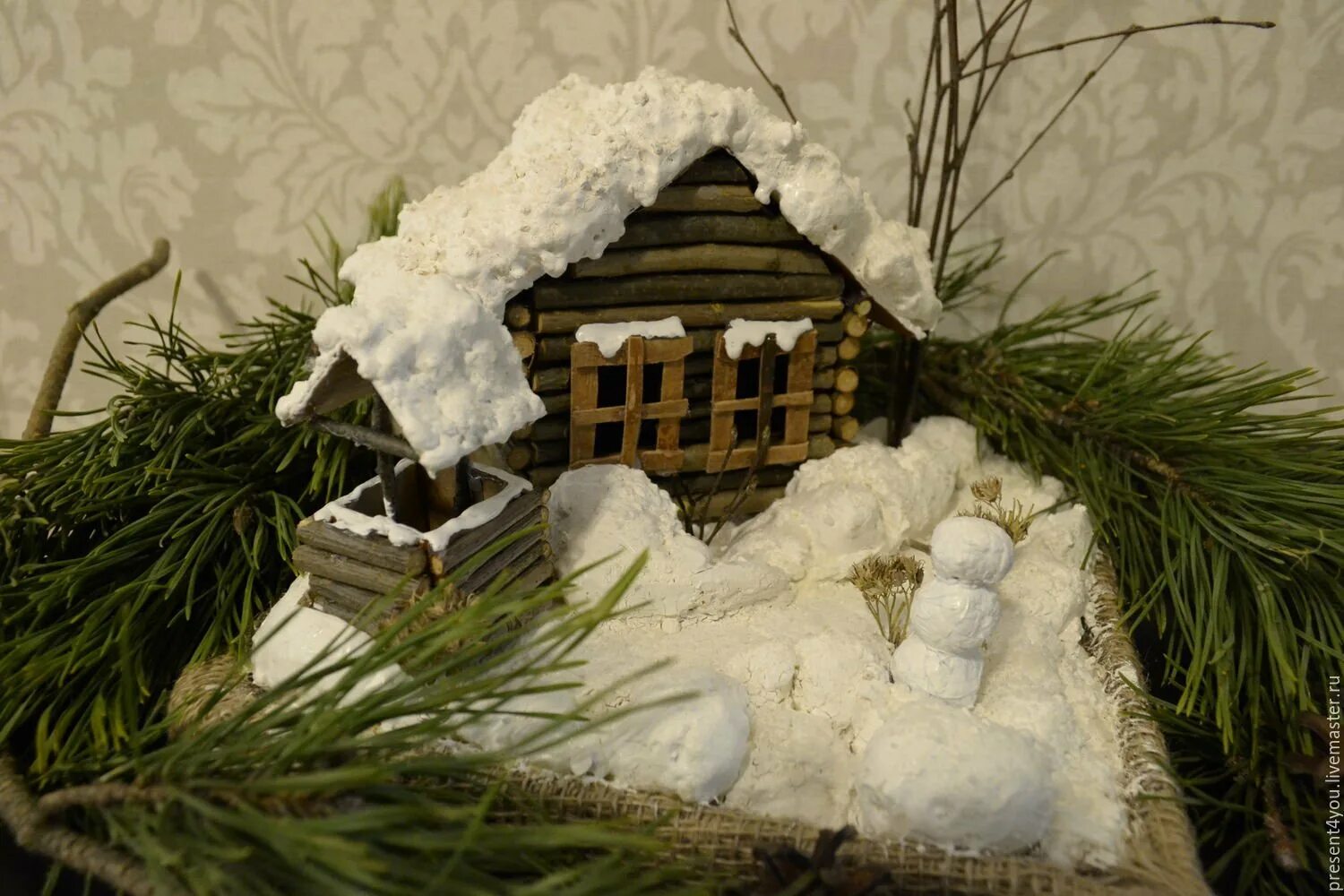 Новогодняя поделка в детский сад. Как сделать дом зимним. Поделка домик в лесу зимой. Новогодний домик. Новогодний домик поделка.