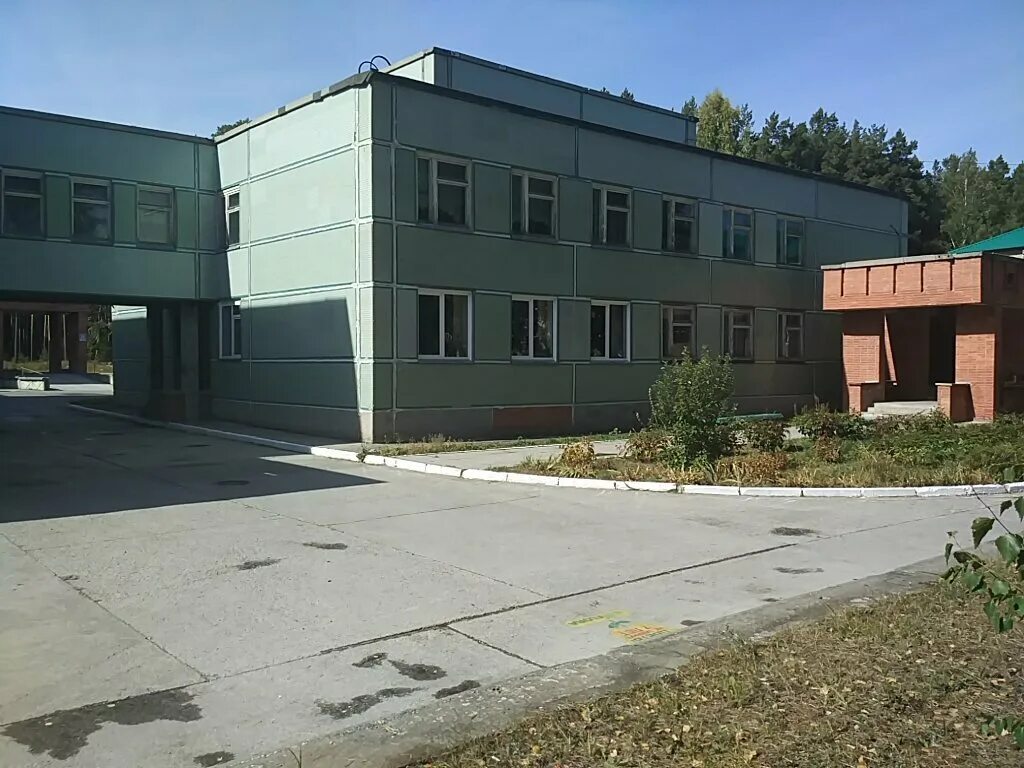 Больницы академгородок новосибирск. Больница академгородка. Больница в академгородке красноярск. 13 клиническая здание. Больницы академгородок новосибирск.