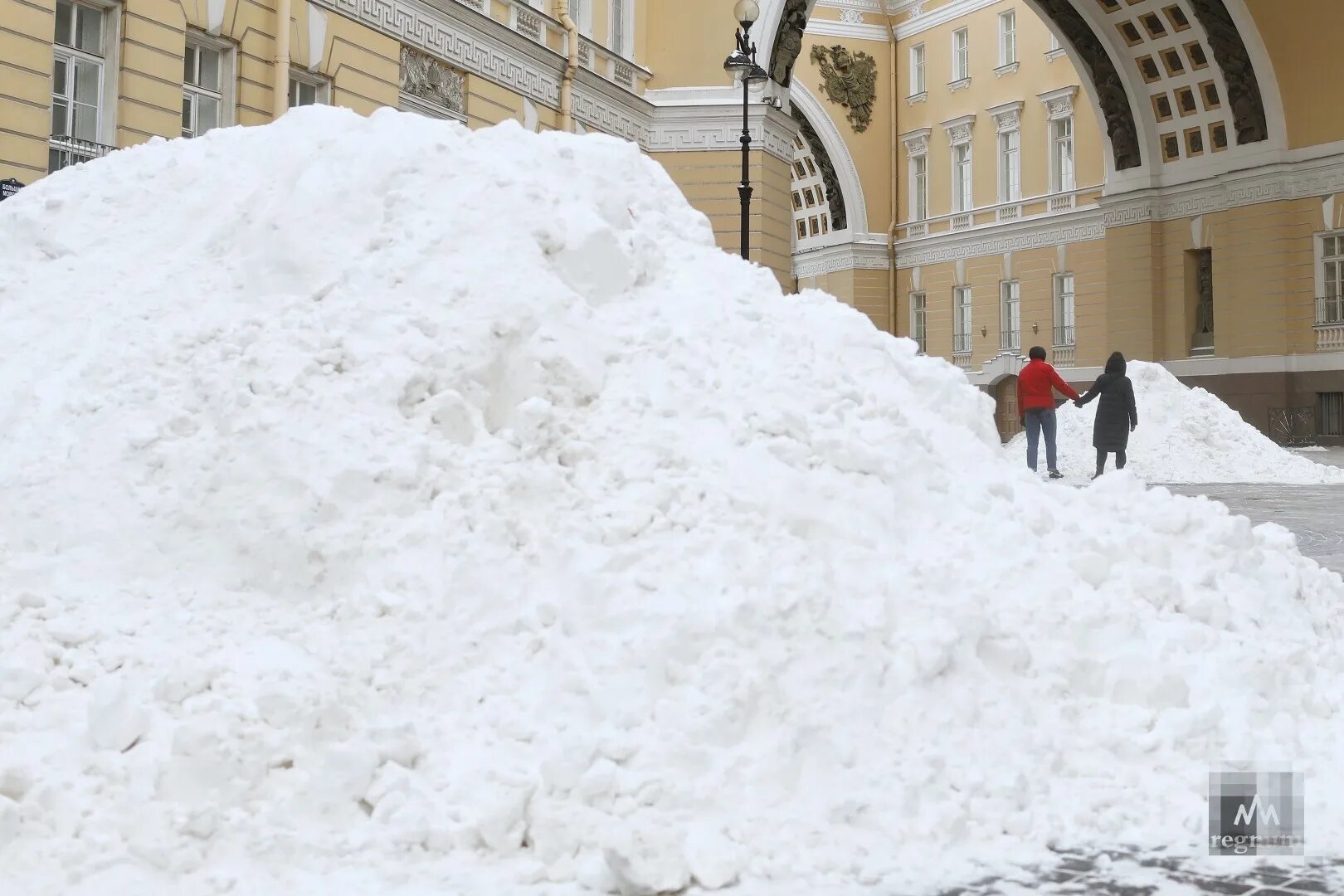 Собранный снег. Куча снега. сугроб спб. горы снега в питере. сугробы на улице.