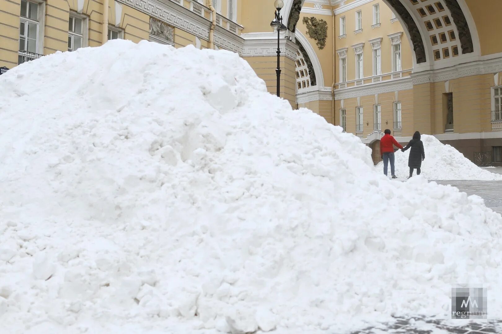 Крошка снег. Питер снег Дворцовая площадь. Куча снега. Сугроб СПБ. Горы снега в Питере.