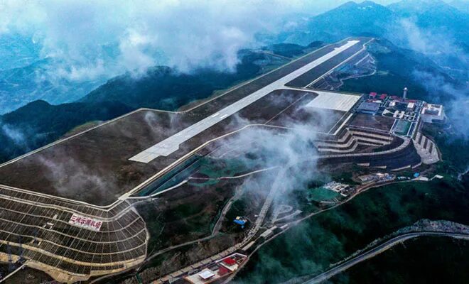 Высота 1800 метров. Аэропорт Ушань на высоте 1800 метров.. Чунцин Цзянбэй аэропорт. В Китае построили аэропорт на горе высотой 1800 метров. Аэропорт Ушань на горе.