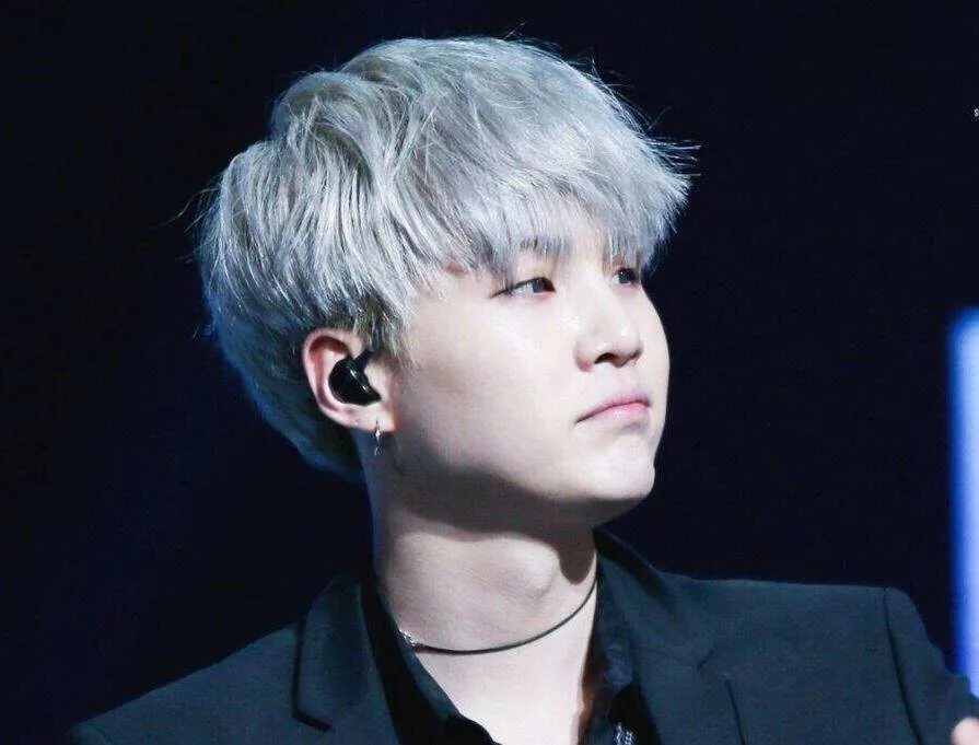 Какого года юнги. Мин Шуга. Min yoongi suga. Шуга из BTS. BTS Юнги пепельный.