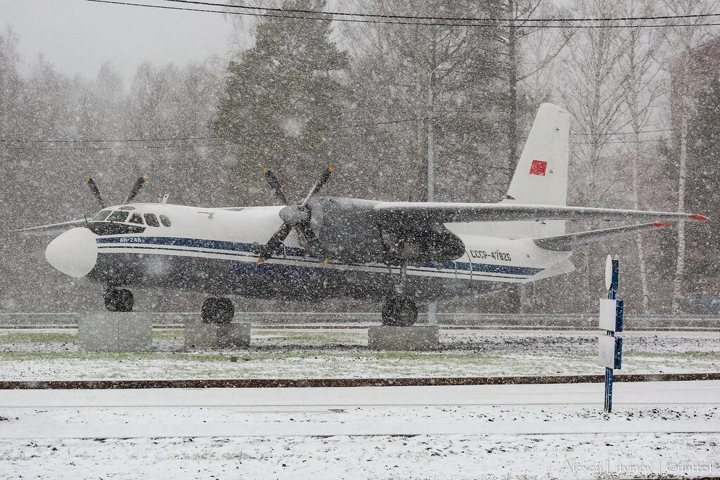 Аэропорт 24 новосибирск. Урай самолет АН 24. Памятник самолету АН-24 В Урае. Томск памятник АН-24. АН 24 памятник СПБ.