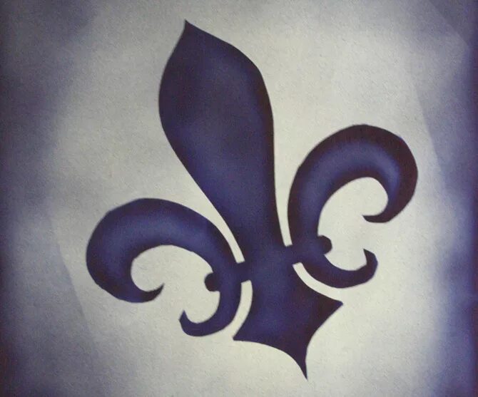 Значение клейма лилии на плече миледи. Геральдическая лилия клеймо. геральдическая лилия у миледи. клеймо лилия миледи. королевская лилия символ франции.