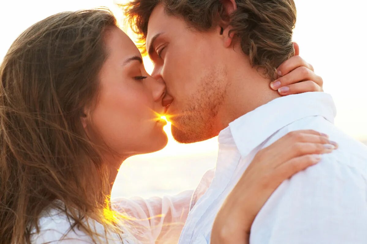 Kiss photos. Красивый поцелуй. Нежный поцелуй. Поцелуй фото. Поцелуй мужчины и женщины.