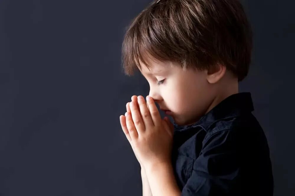 Детях fora. Мальчик молится. Молитва о детях. Мальчик молится Богу. Дети молятся Богу.