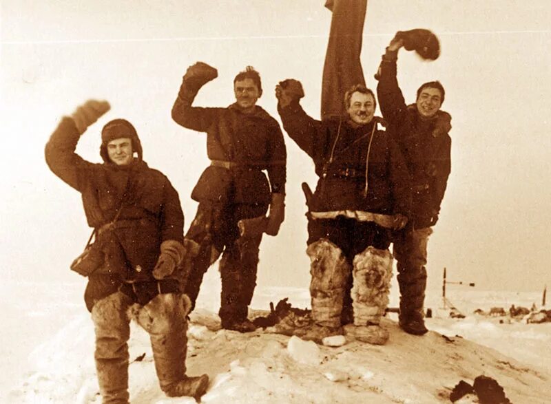 North pole 1. Экспедиция Папанина на Северный полюс 1937. Папанин Экспедиция на Северный полюс. Дрейфующая Полярная станция Северный полюс 1.