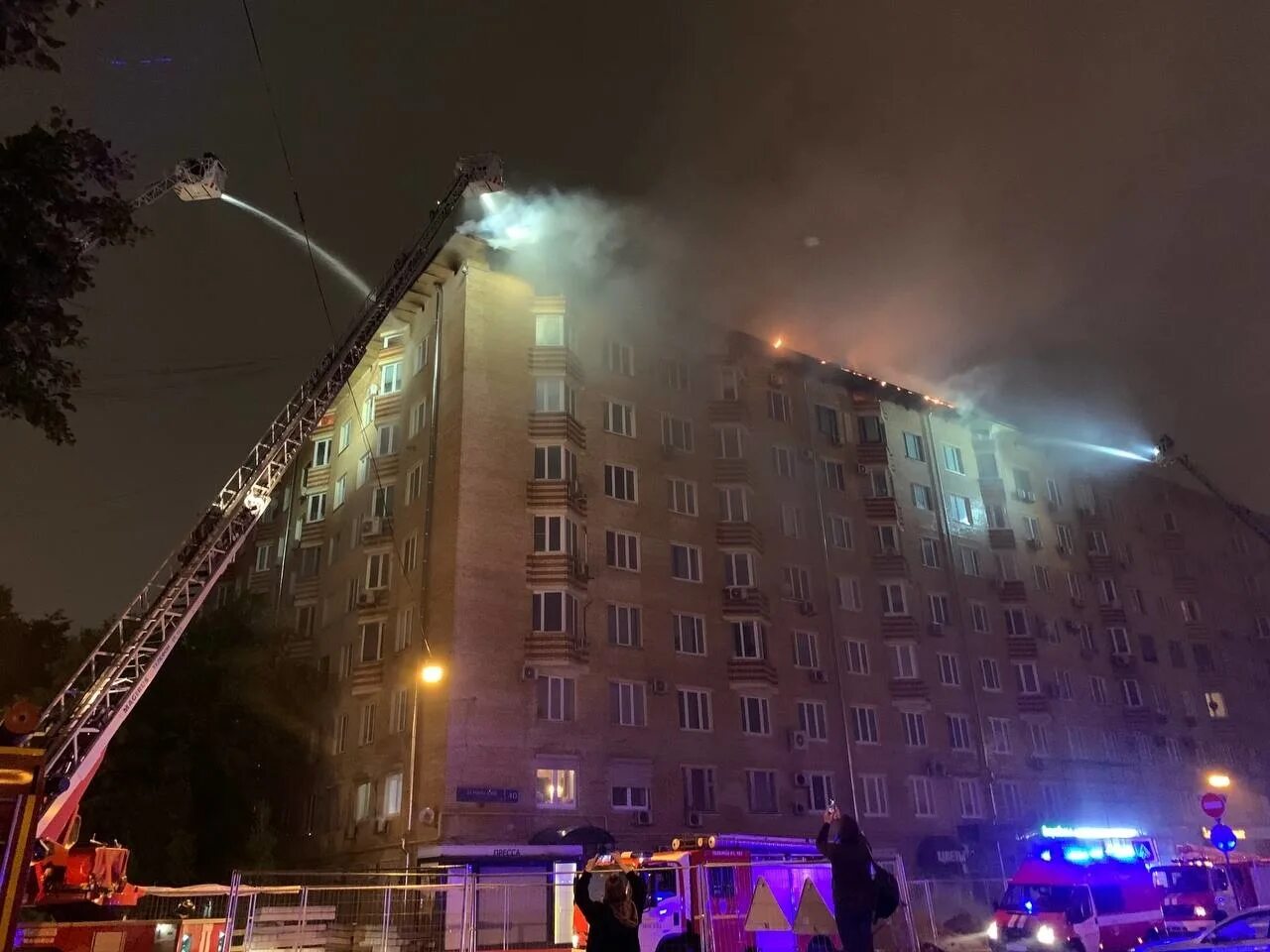 Вечерний дом 22.03 2024. Пожар на Ленинском проспекте. Пожар Ленинский проспект. Пожар на крыше Ленинский проспект. Пожар на Ленинском проспекте дом 28.