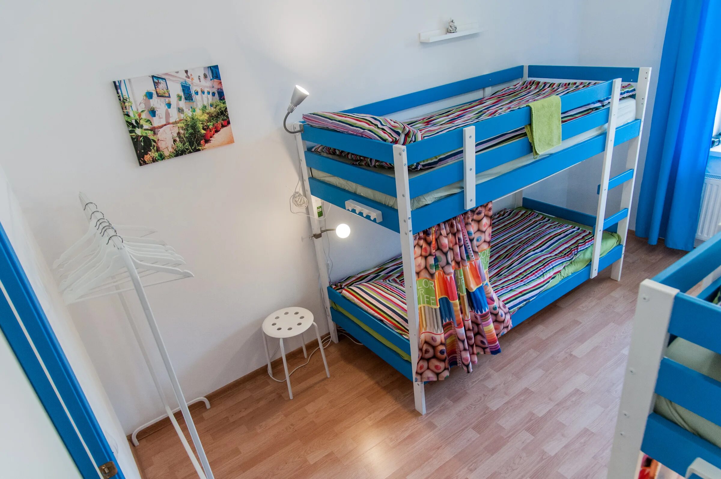 Хостел на сутки екатеринбург. Nice Days Hostel Екатеринбург. Хостел 4 кровати в комнате. Синяя комната хостела. Фото комнат хостела.
