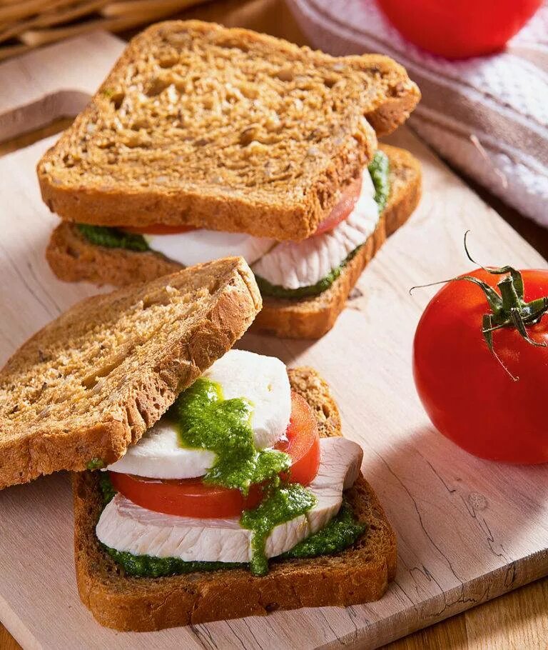 Какой вкусный бутерброд можно сделать. Сэндвич с моцареллой. хлеб для бутербродов. бутерброд обычный. открытые бутерброды.