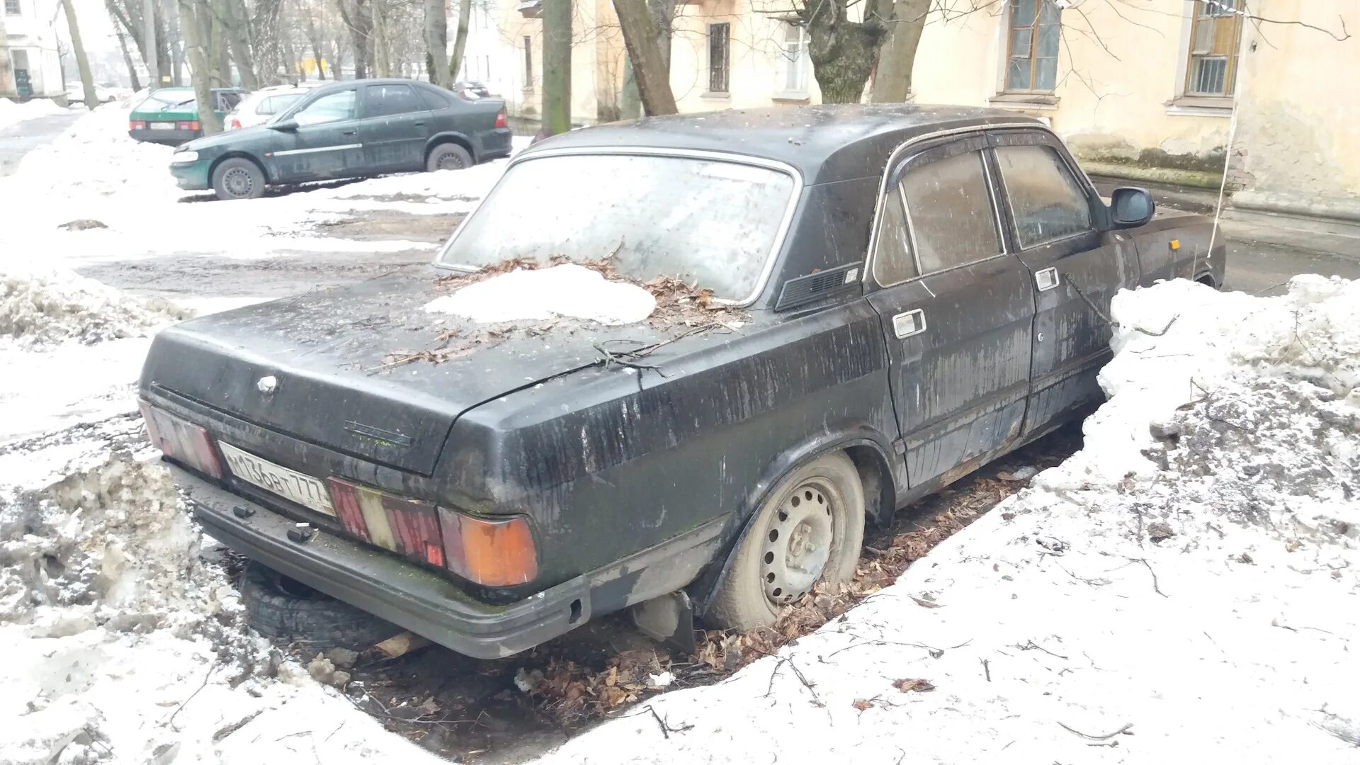 Брошенные автомобили в Рязани. Брошенные машины в России. Заброшенные машины в Москве. Заброшенные машины Ростов на Дону.