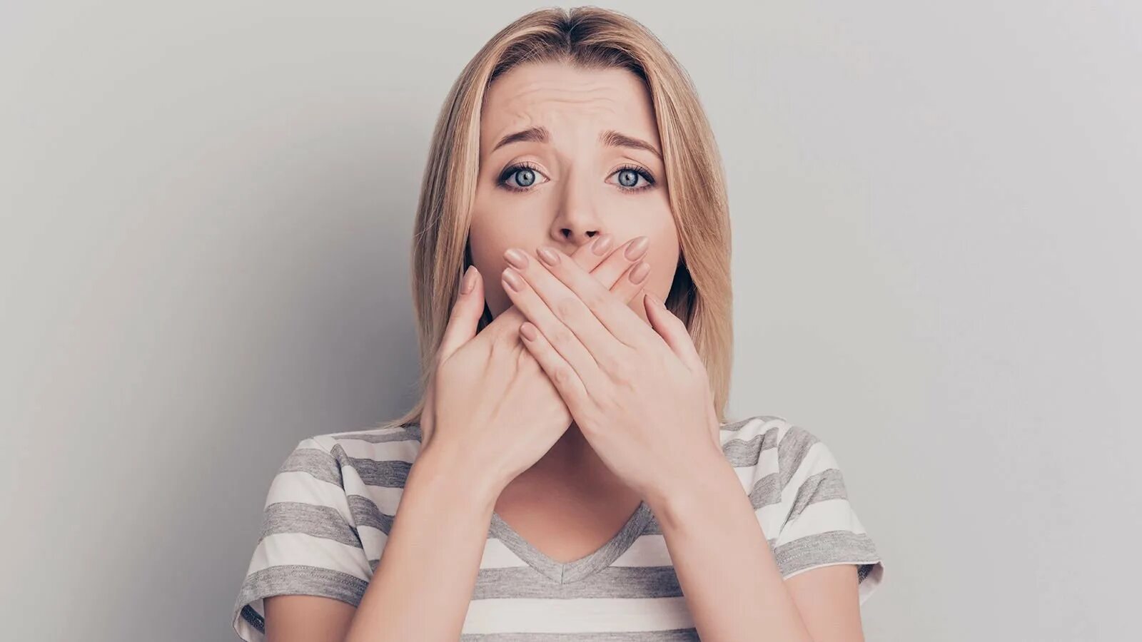 Девушка прикрывающая рот. Девушка прикрывает рот рукой. Женщина прикрывает рот. Удивление. Закрыть рот.