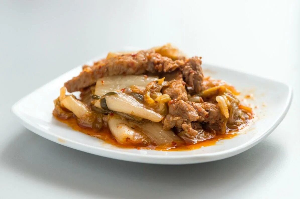 Чеюк топпаб. Блюдо корейское свинина с кимчи. Кимчи поккым паб корейский. Кимчи со свининой. Кимчи жареная со свининой.