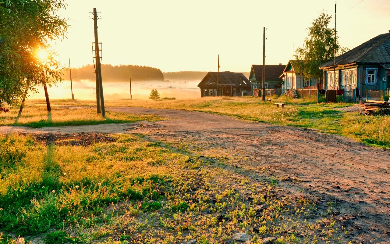 Рабочий в сельскую местность. Карабидаевка. Утро в деревне. Солнечная деревня. Раннее утро в деревне.