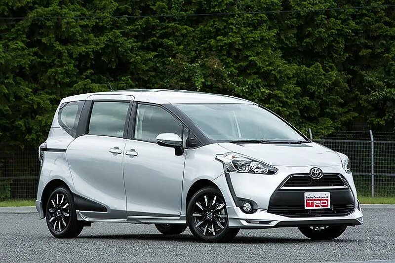 Тойота сиента обзор. Тойота Сиента 2. Компактвэн Тойота Сиента. Тойота Сиента 2023. Toyota Sienta гибрид 2.