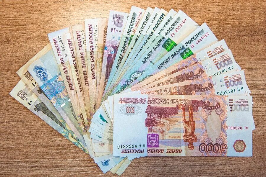 Деньги на столе. Деньги 30 тысяч рублей. Зарплата. Деньги рубли. 55 рублей в месяц