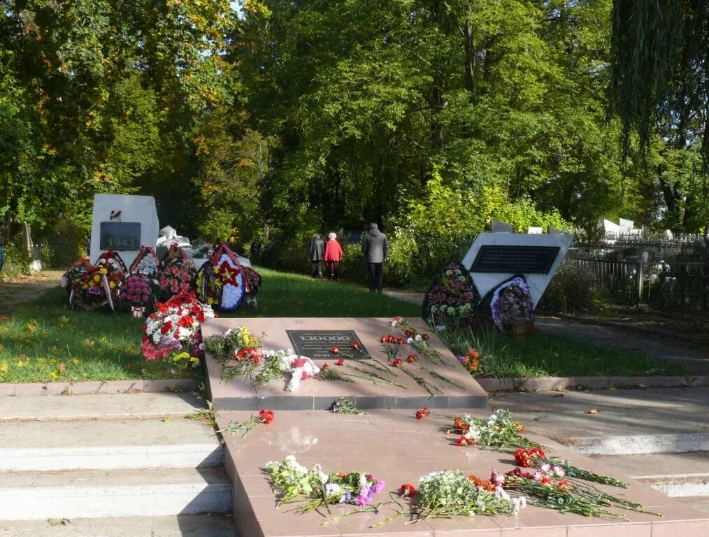 Рославль люди. Вознесенское кладбище рославль мемориал. рославль вознесенское кладбище. мемориальный комплекс на вознесенском кладбище в рославле. город рославль вознесенское кладбище.