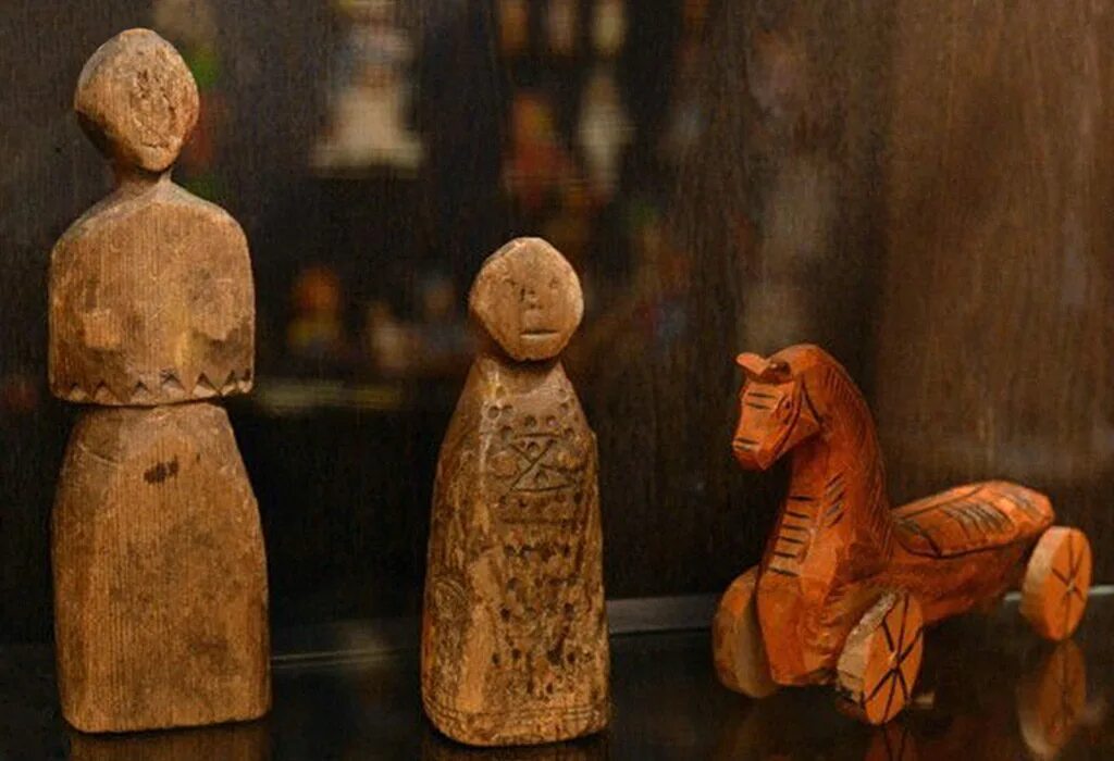 Деревянные игрушки кукла. Первые куклы в древней руси. древние игрушки. древние деревянные игрушки. первые деревянные игрушки.