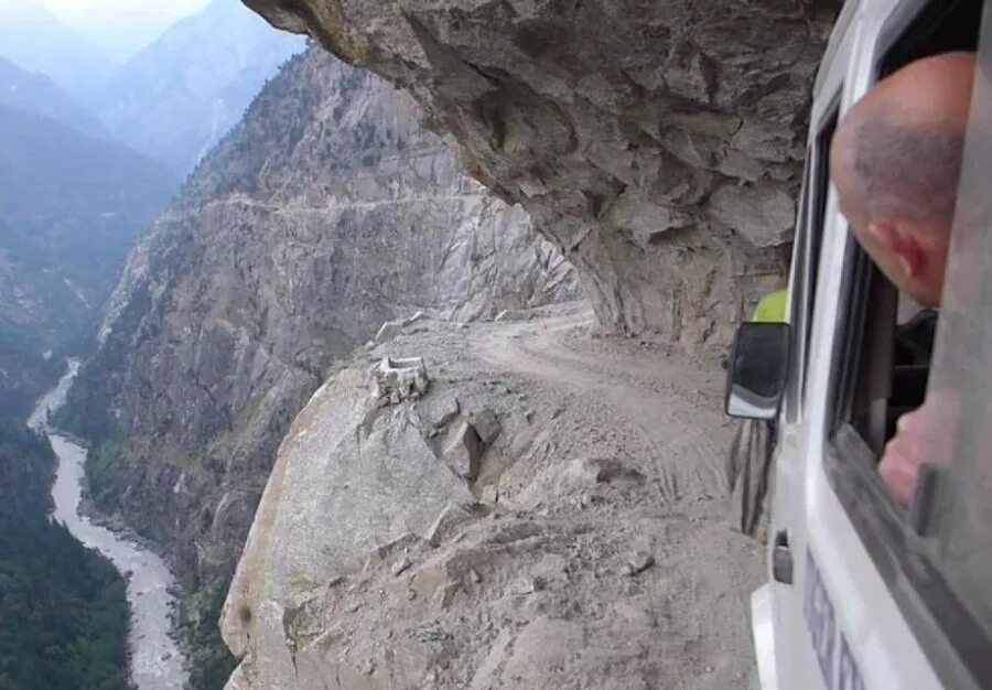 Есть ли ехать. Каракорумское шоссе дорога смерти. Самые опасные горные дороги в мире. Самая страшная дорога. Страшные дороги в горах.