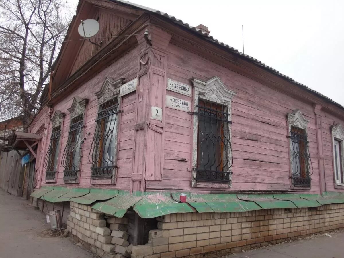 Дом в центре саратова. Саратов старые дома. Старый деревянный Саратов. Саратов деревянный дом. Саратов старинный деревянный дом.