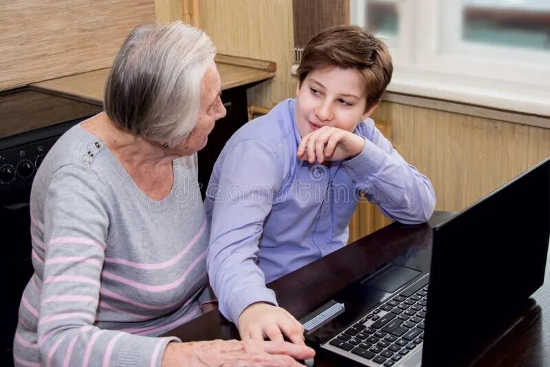 Бабушка учит внука. Бабушка и внуки за компьютером. Компьютер изучаем для пожилых. Бабушка внук компьютер. Русская мама училась в школе