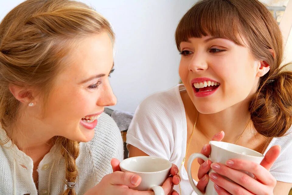 С удовольствием пьют. Чаепитие с подругами. Чай с подружками. Общение за чашкой чая. Девочки за чашкой чая.