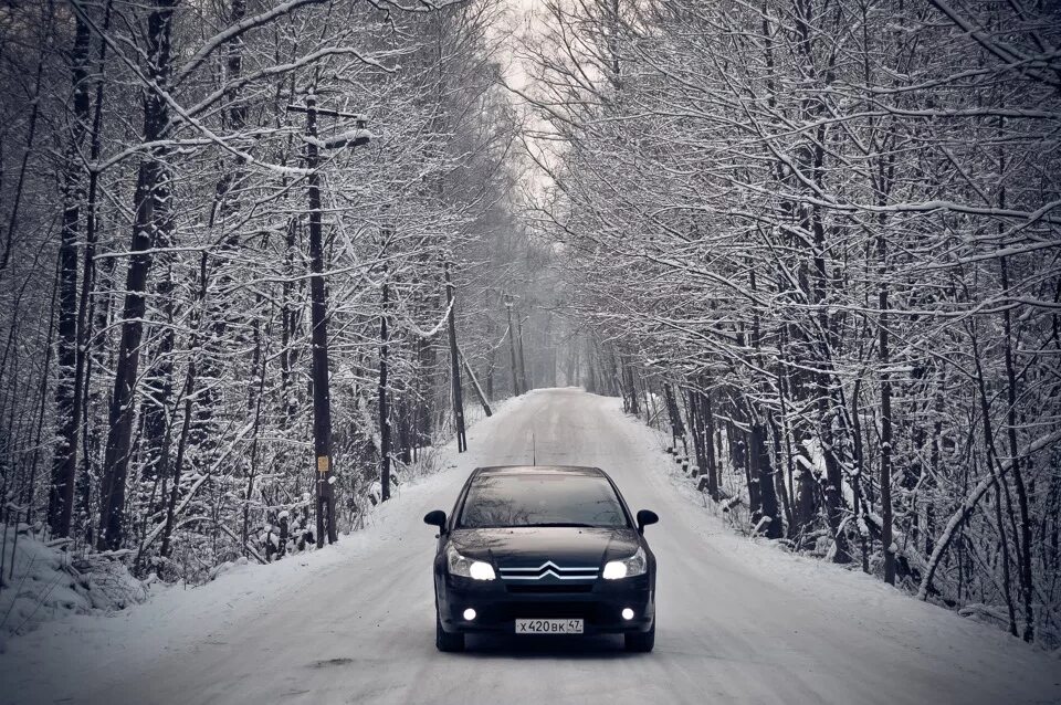 Машина зимой. Зима дорога машина. Машина в зимнем лесу. Фотосессия с машиной зимой.