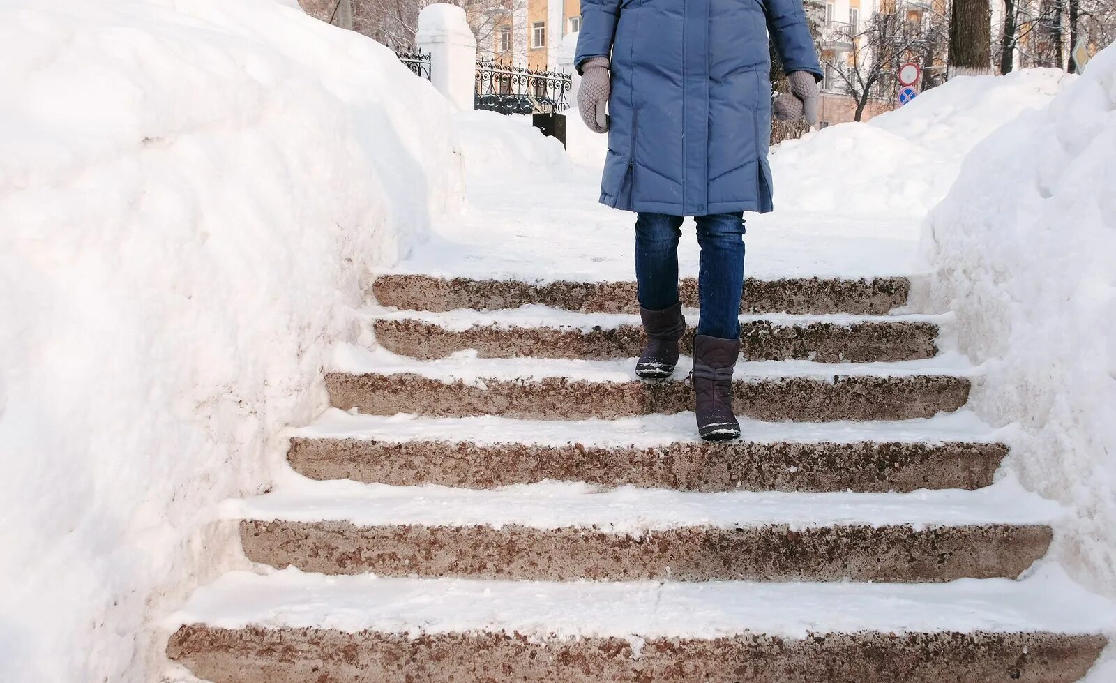 Зимние ступени. Обледеневшая лестница. Зимняя фотосессия на лестнице. Доски на ступеньках зимой. Девушка спускается по лестнице зимой.