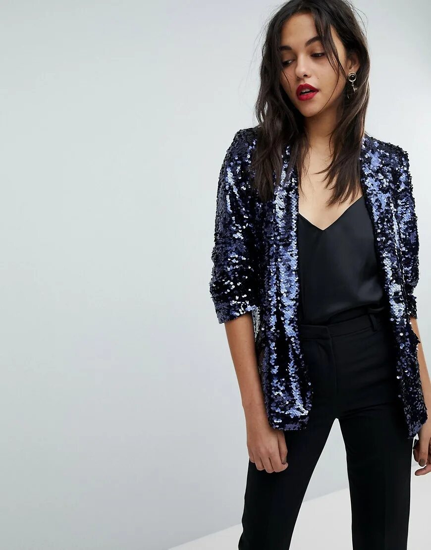 пиджак с пайетками. пиджак с пайетками женский. стильные образы с пайетками. образ с блестящим пиджаком. золотой пиджак с пайетками.