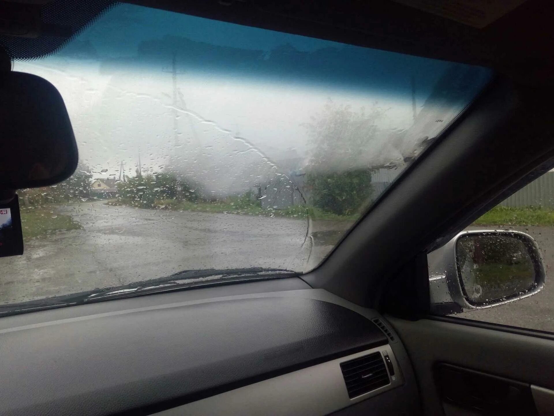 Машина запотевает в дождь. Окно машины. Лобовое стекло автомобиля изнутри. Окно автомобиля лобовое. Лобовое стекло внутри машины.