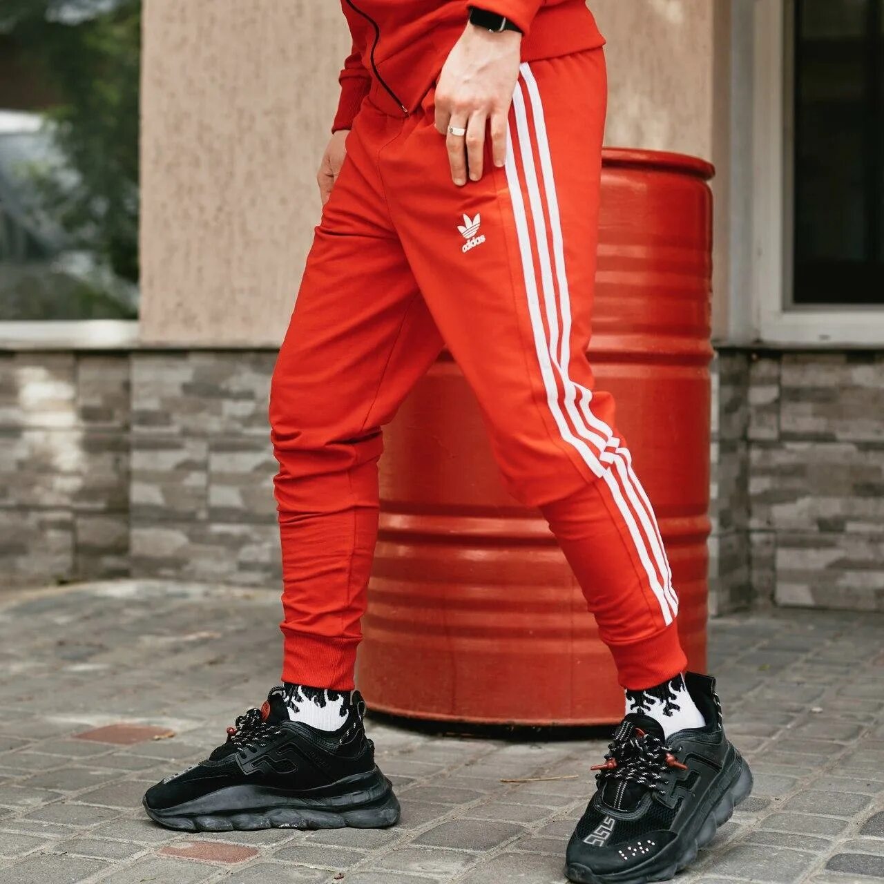 Красные спортивки адидас. Красные штаны adidas. Штаны adidas Originals красные.