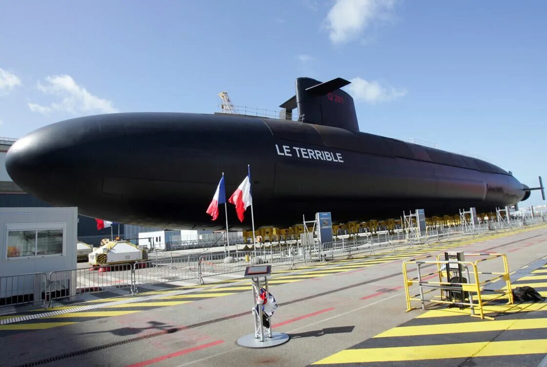Атомные подводные лодки в мире. Подводная лодка 941 акула. Триумфан подводная лодка. Проект 941 акула. АПЛ Триумфан Франция.