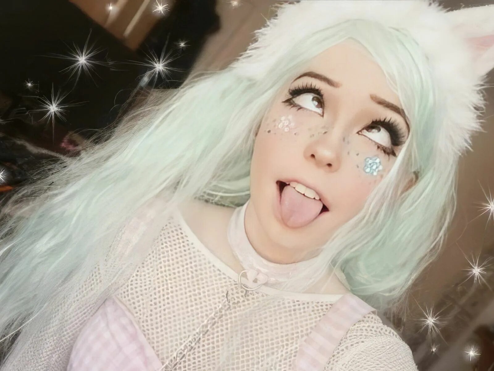 Как называется когда девушка высовывает язык. Бель дельфин онлифанс. Как называется когда девушка высовывает язык. Бель дельфин. Дельфина белль ахегао.