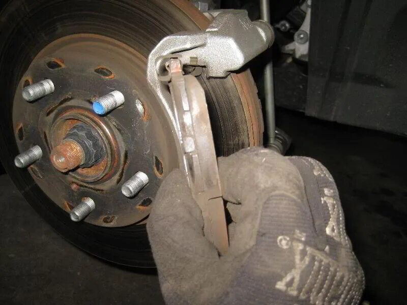 замена тормозных колодок на тойоте дюна. колодки передние рав 4. колодки задние рав 4 2020. задние тормозные колодки тойота рав 4. как поменять колодки рав 4.