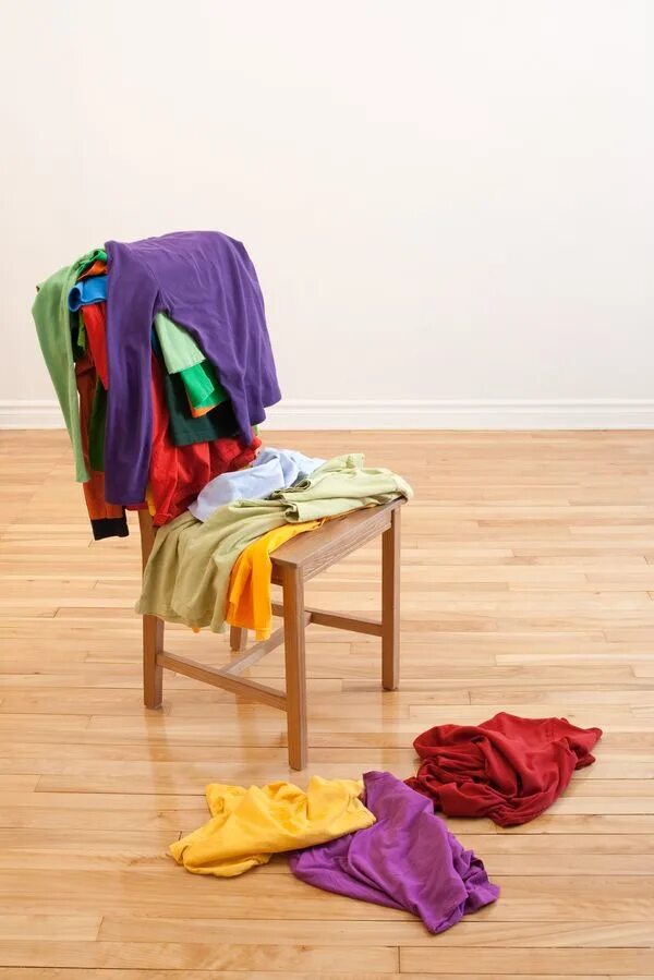 Повесил на спинку. Стул с вещами. Разбросанная одежда на полу. Одежда на стуле. Одежда воляетсяна полу.