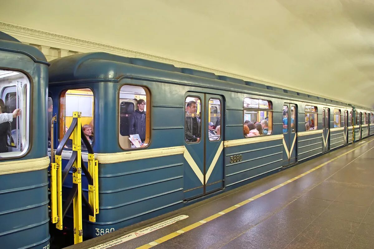 Звук поезда метро. Вагон метро СПБ. Вагоны метро Петербургский метрополитен. Метровагон в Питере. Вагон метро СПБ 2007.