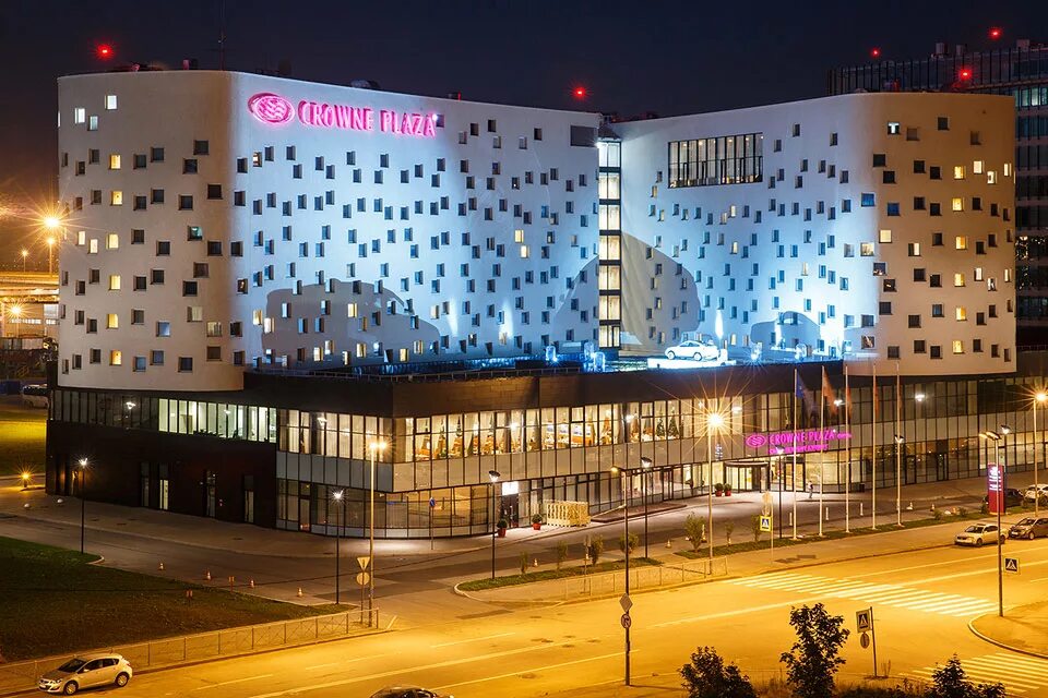 зеленая крыша гостиницы «crowne plaza st. Crown plaza saint petersburg пулково. кроун плаза пулково. санкт петербург отель аэропорт сити. краун плаза аэропорт санкт-петербург.