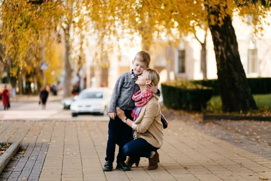 Мама пойдем погуляем. Мама гуляет с ребенком. Дети на прогулке. Фотосессия прогулка с сыном. Мама с ребенком на прогулке.