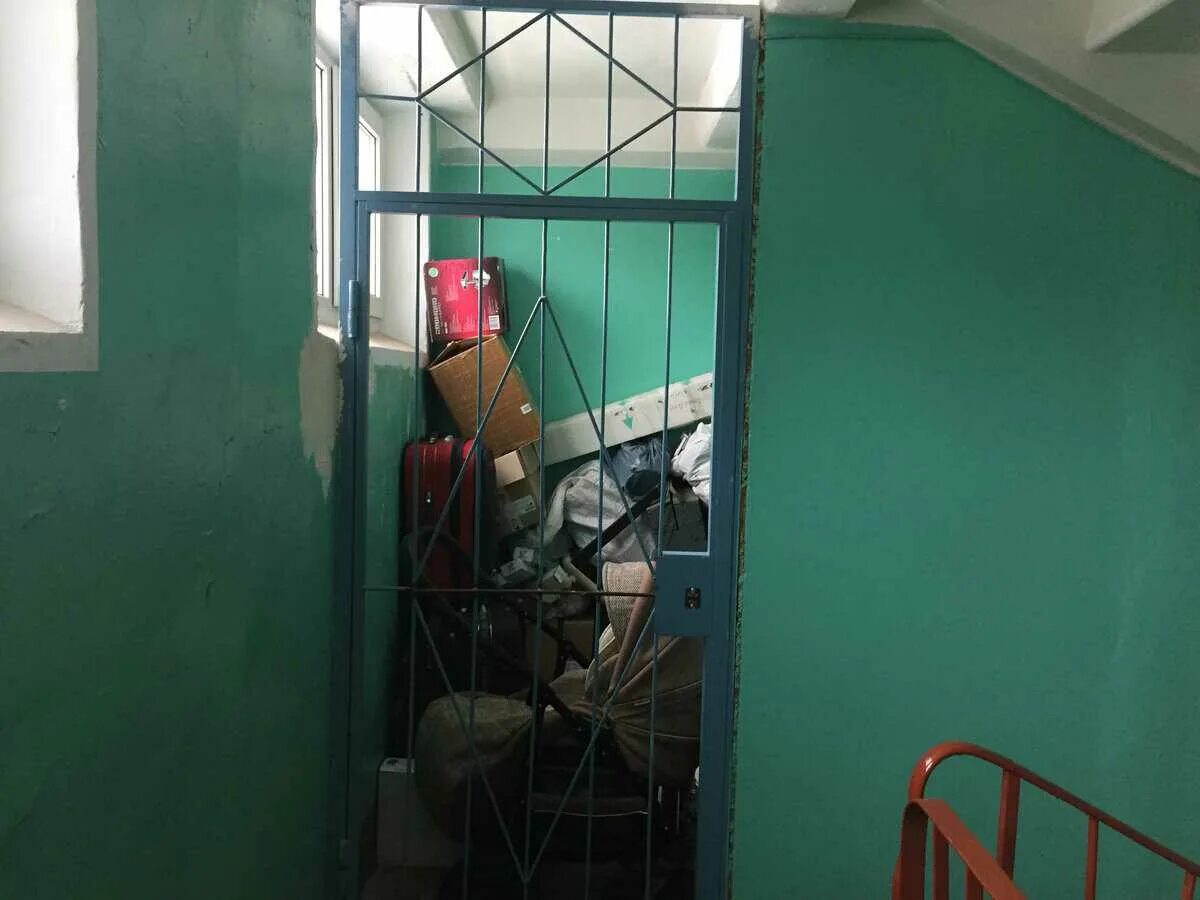 Уборка лестниц в подъезде. Хлам на лестничной площадке. Личные вещи в подъезде. Можно ли на лестничной площадке. Правила безопасности при пожаре в подъезде.